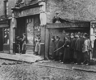 Het Beleg van Sidney Street, 1911 door English Photographer